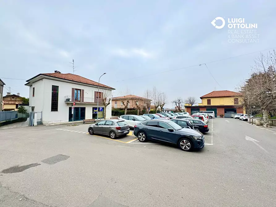 Immagine 25 di Negozio in vendita  in piazza necchi a Gazzada Schianno