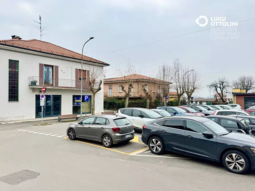 Immagine 26 di Negozio in vendita  in piazza necchi a Gazzada Schianno