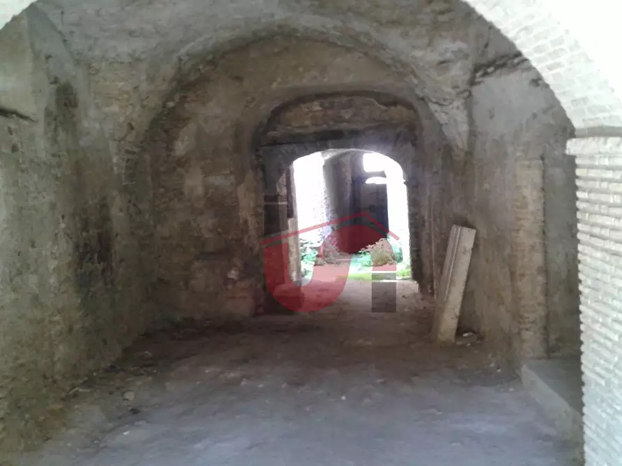 Immagine 12 di Negozio in affitto  in via erik mutarelli a Benevento