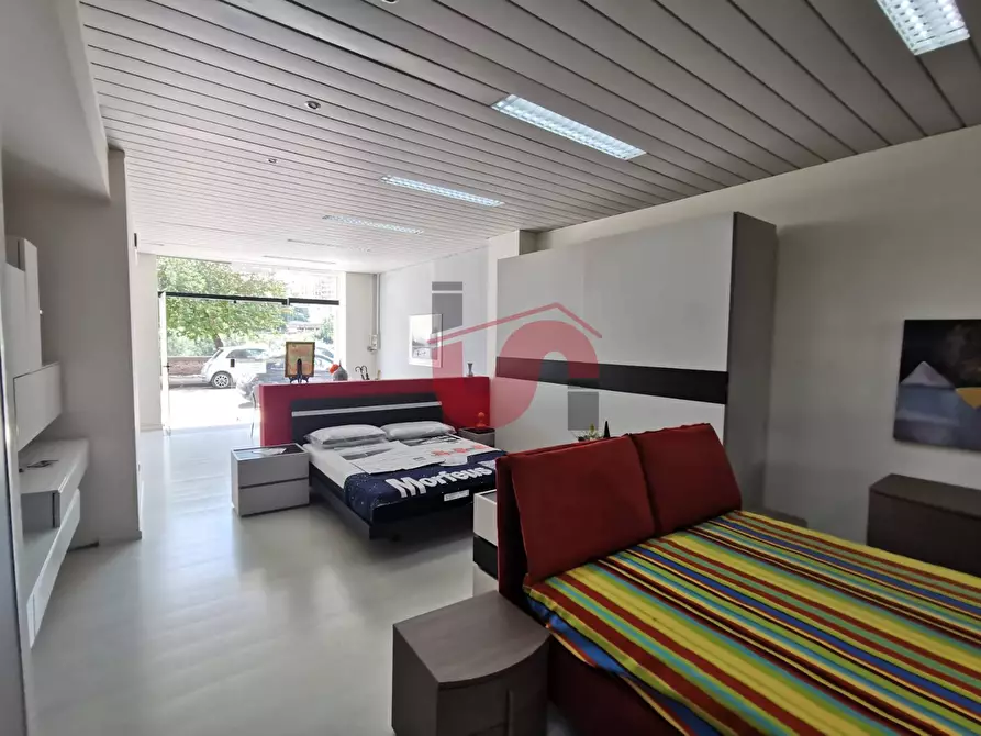 Immagine 8 di Locale commerciale in vendita  in Via Lungo Calore Manfredi Di Svevia a Benevento