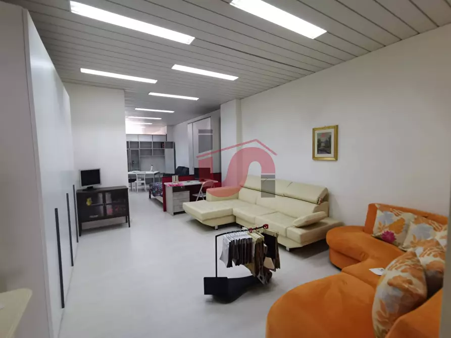 Immagine 9 di Locale commerciale in vendita  in Via Lungo Calore Manfredi Di Svevia a Benevento