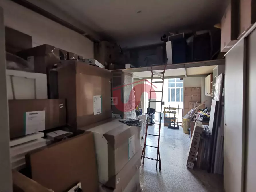 Immagine 18 di Locale commerciale in vendita  in Via Lungo Calore Manfredi Di Svevia a Benevento