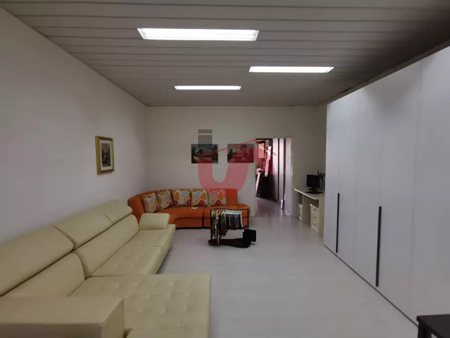 Immagine 14 di Locale commerciale in vendita  in Via Lungo Calore Manfredi Di Svevia a Benevento