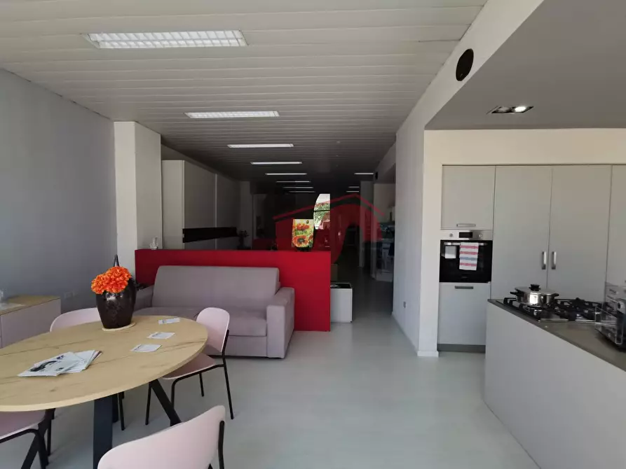 Immagine 15 di Locale commerciale in vendita  in Via Lungo Calore Manfredi Di Svevia a Benevento