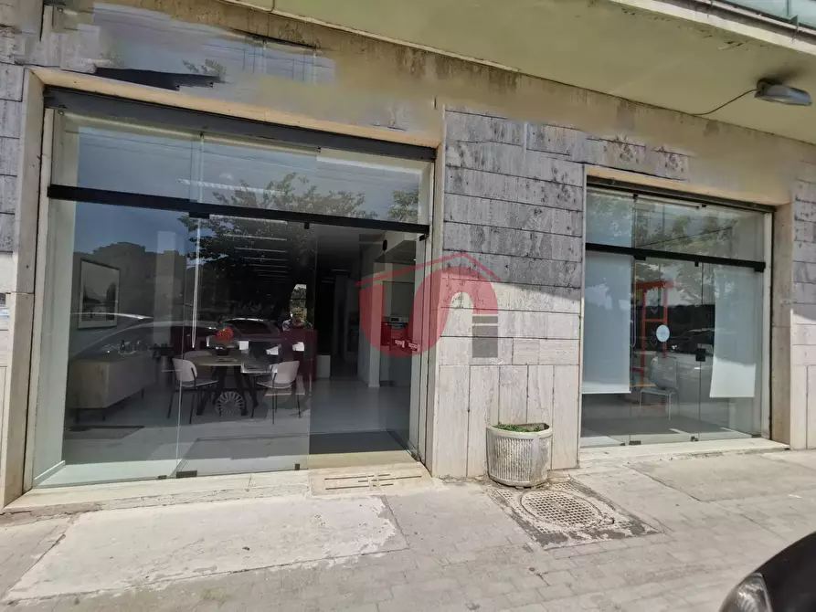 Immagine 16 di Locale commerciale in vendita  in Via Lungo Calore Manfredi Di Svevia a Benevento