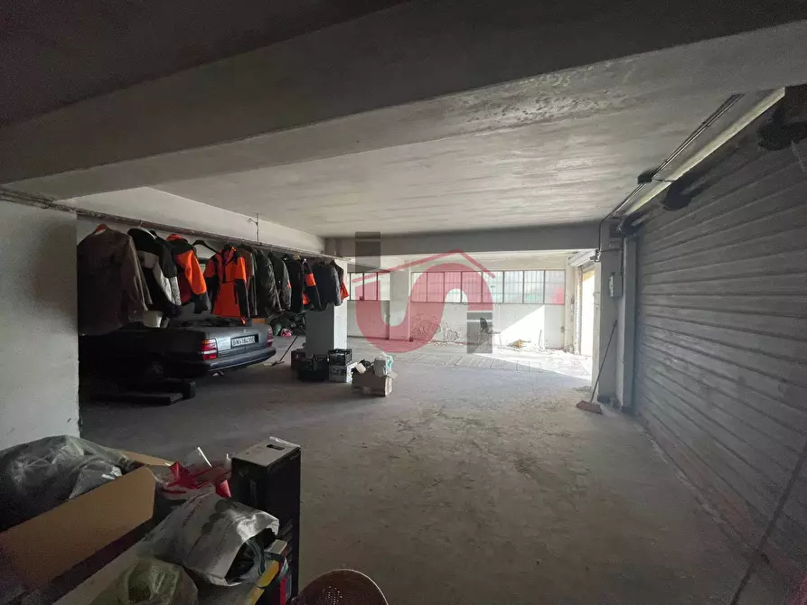 Immagine 10 di Magazzino in vendita  in Via Torre Della Catena a Benevento