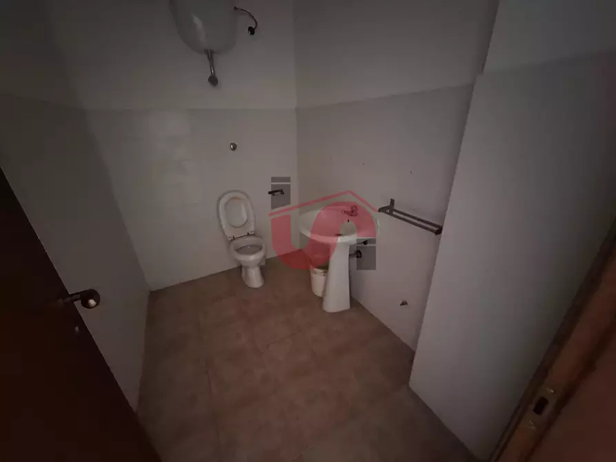 Immagine 8 di Locale commerciale in vendita  in Via Iandoli a Benevento