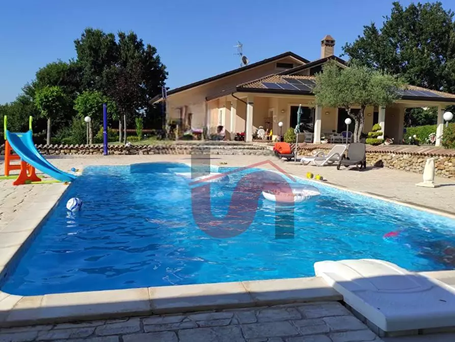 Immagine 1 di Villa in vendita  in Località Pastene a Benevento