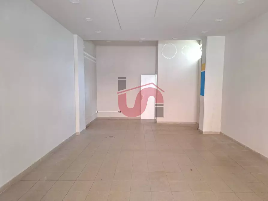 Immagine 5 di Negozio in affitto  in Via Piranesi a Benevento