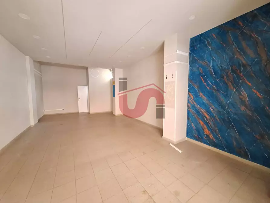 Immagine 4 di Negozio in affitto  in Via Piranesi a Benevento