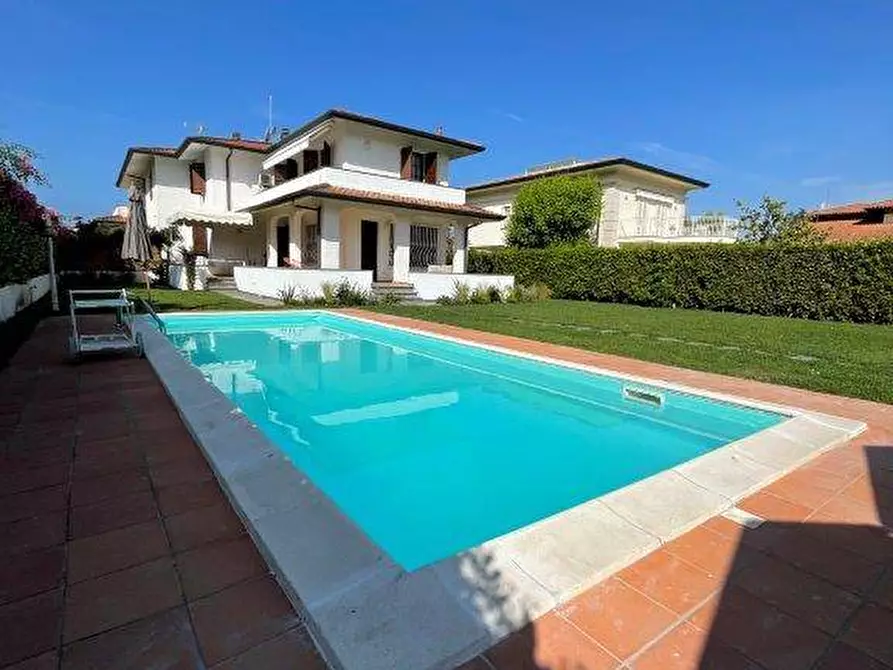 Immagine 2 di Villa in affitto  a Forte Dei Marmi