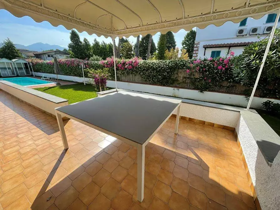 Immagine 11 di Villa in affitto  a Forte Dei Marmi