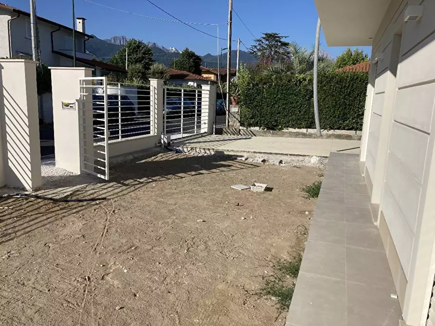 Immagine 3 di Villa in vendita  in via mazzini a Forte Dei Marmi