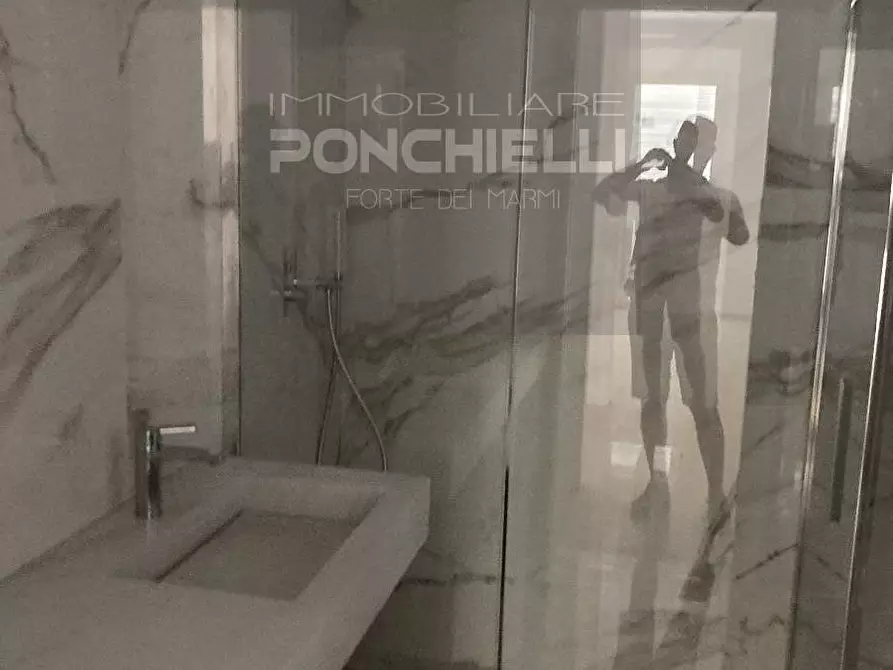 Immagine 6 di Villa in vendita  in via mazzini a Forte Dei Marmi