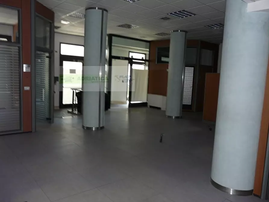 Immagine 25 di Locale commerciale in vendita  in marsala a San Benedetto Del Tronto