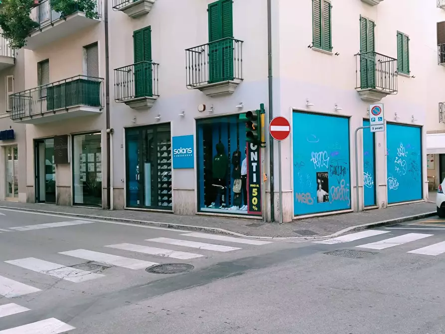 Immagine 1 di Locale commerciale in vendita  in Via San Martino a San Benedetto Del Tronto
