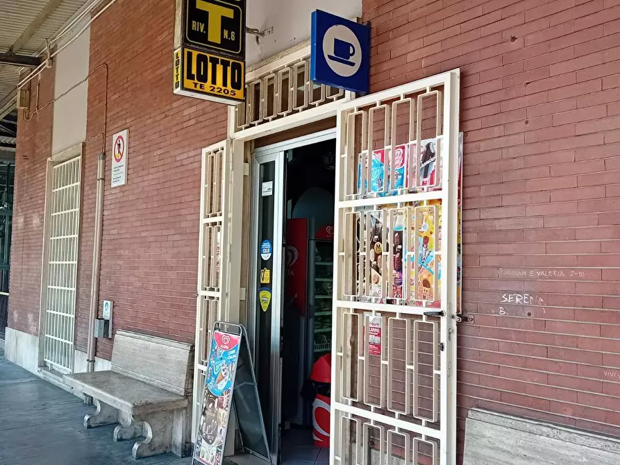 Immagine 2 di Attività commerciale in vendita  in piazza roma a Giulianova