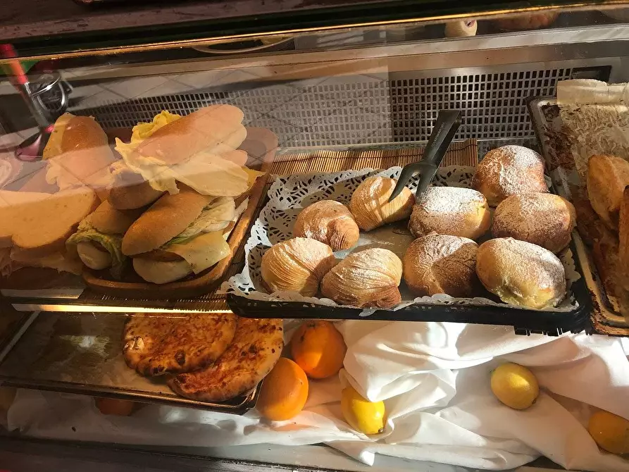 Immagine 4 di Attività commerciale in vendita  in piazza roma a Giulianova