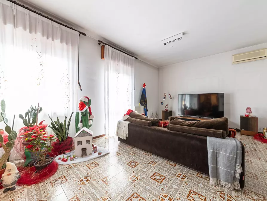 Immagine 2 di Villa in vendita  in via Piave a Corsico