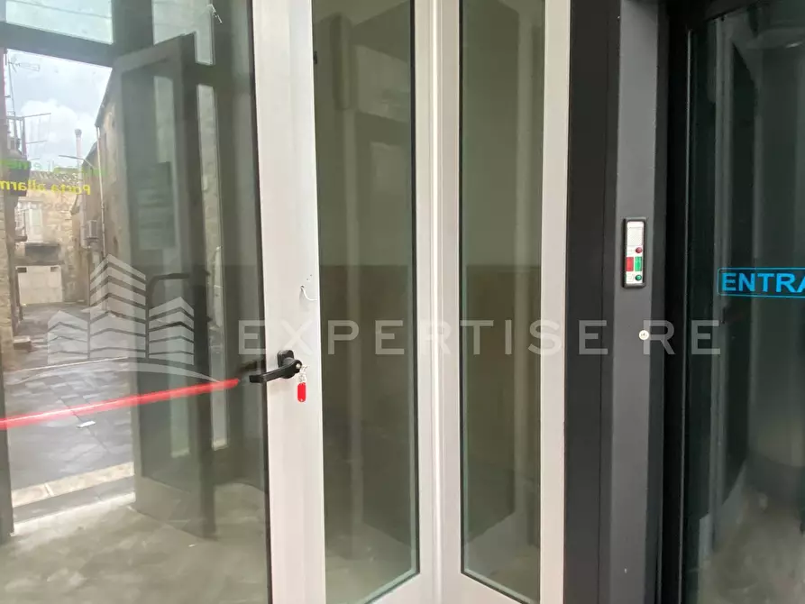 Immagine 10 di Locale commerciale in vendita  in Corso Umberto a Castrofilippo