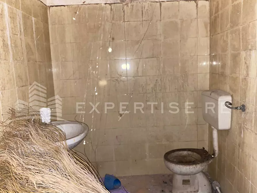 Immagine 11 di Locale commerciale in vendita  in Corso Calatafimi a Palermo