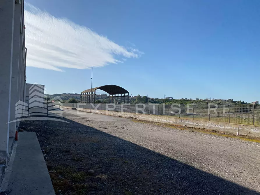 Immagine 17 di Locale commerciale in vendita  in Via Valcorrente a Belpasso