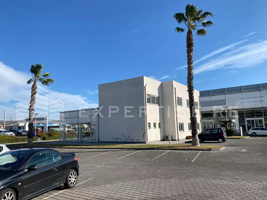 Immagine 18 di Locale commerciale in vendita  in Via Valcorrente a Belpasso