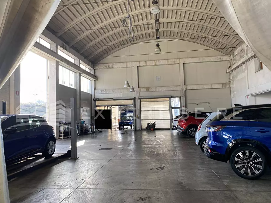 Immagine 21 di Locale commerciale in vendita  in Via Valcorrente a Belpasso