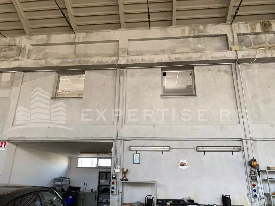 Immagine 22 di Locale commerciale in vendita  in Via Valcorrente a Belpasso