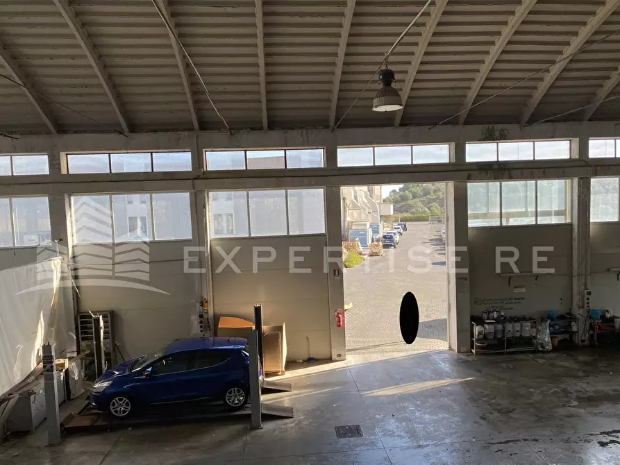 Immagine 23 di Locale commerciale in vendita  in Via Valcorrente a Belpasso