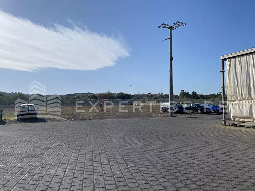 Immagine 28 di Locale commerciale in vendita  in Via Valcorrente a Belpasso