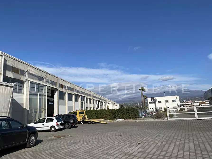 Immagine 29 di Locale commerciale in vendita  in Via Valcorrente a Belpasso