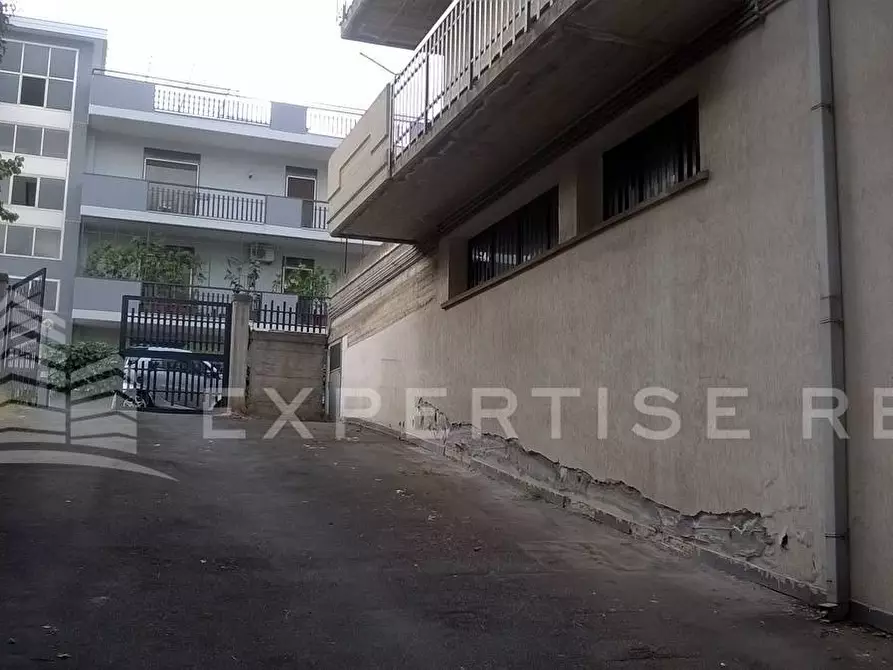 Immagine 3 di Magazzino in vendita  in Via Passo Gravina a Gravina Di Catania