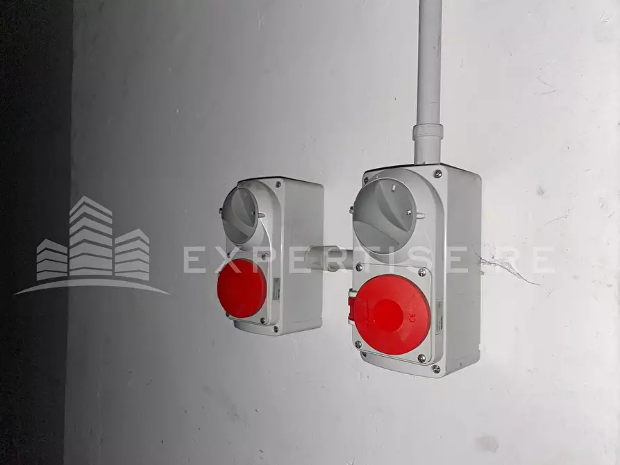 Immagine 21 di Magazzino in vendita  in Via Siena a Catania