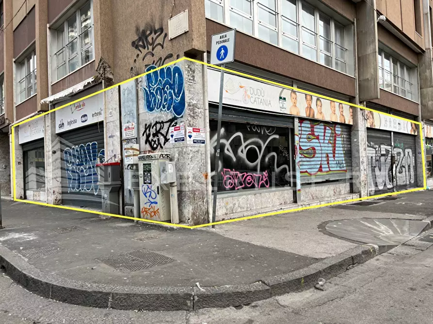 Immagine 1 di Locale commerciale in vendita  in Via Teocrito a Catania
