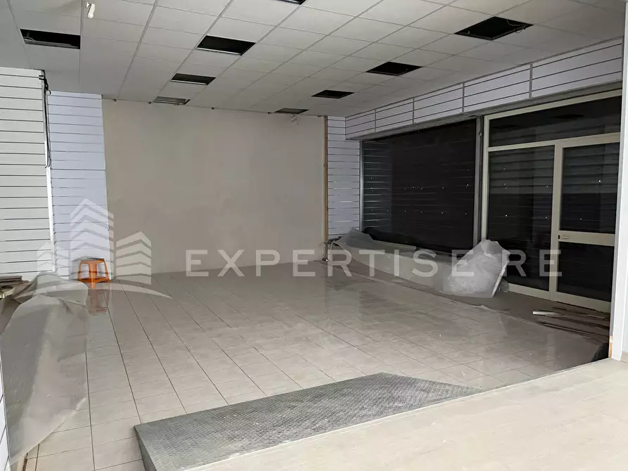 Immagine 21 di Locale commerciale in vendita  in Via Teocrito a Catania