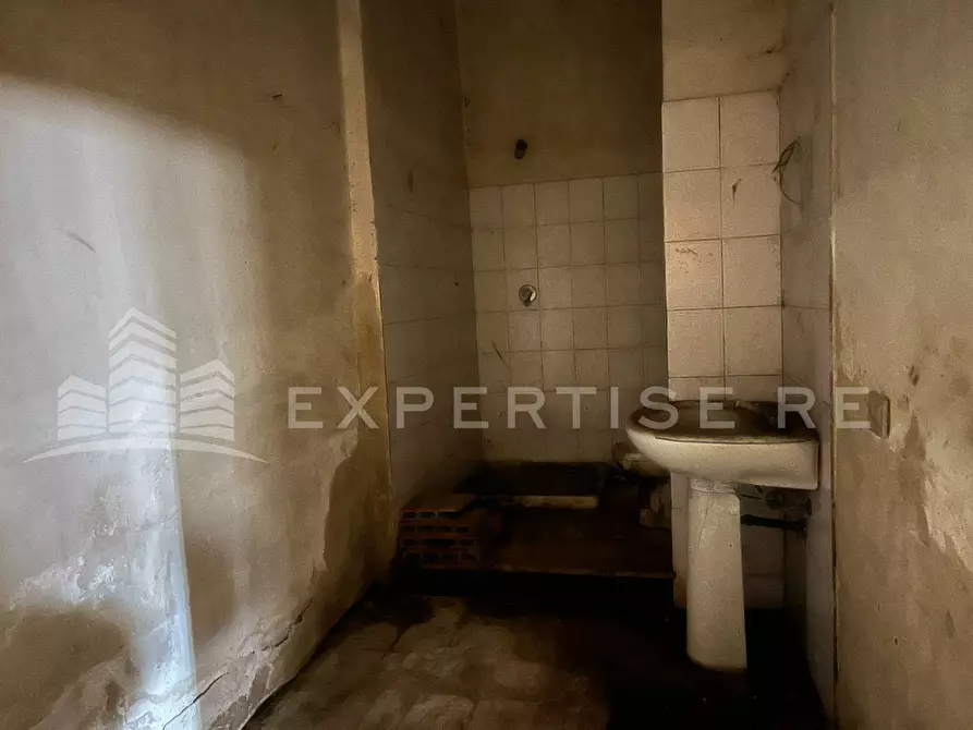 Immagine 15 di Magazzino in vendita  in Via Passo Gravina a Gravina Di Catania