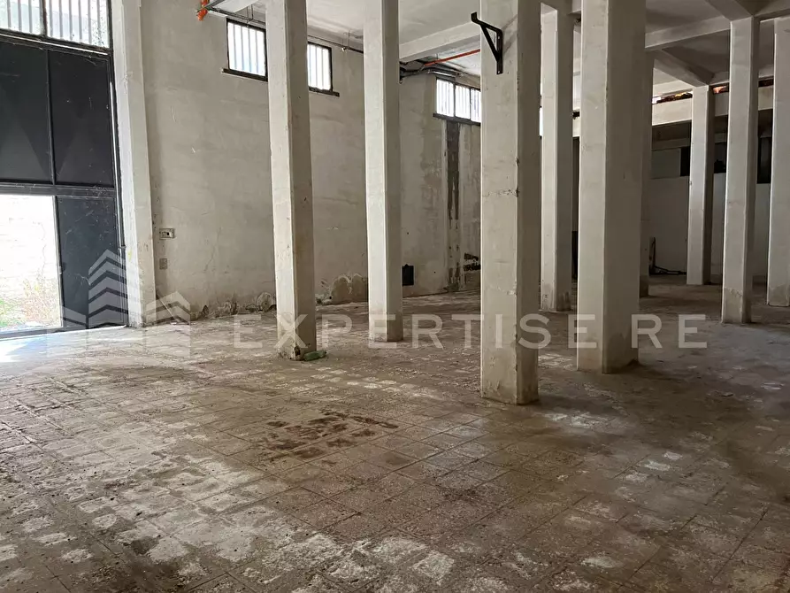Immagine 10 di Magazzino in vendita  in Via Passo Gravina a Gravina Di Catania