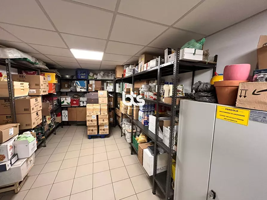 Immagine 9 di Attività commerciale in vendita  a Marone