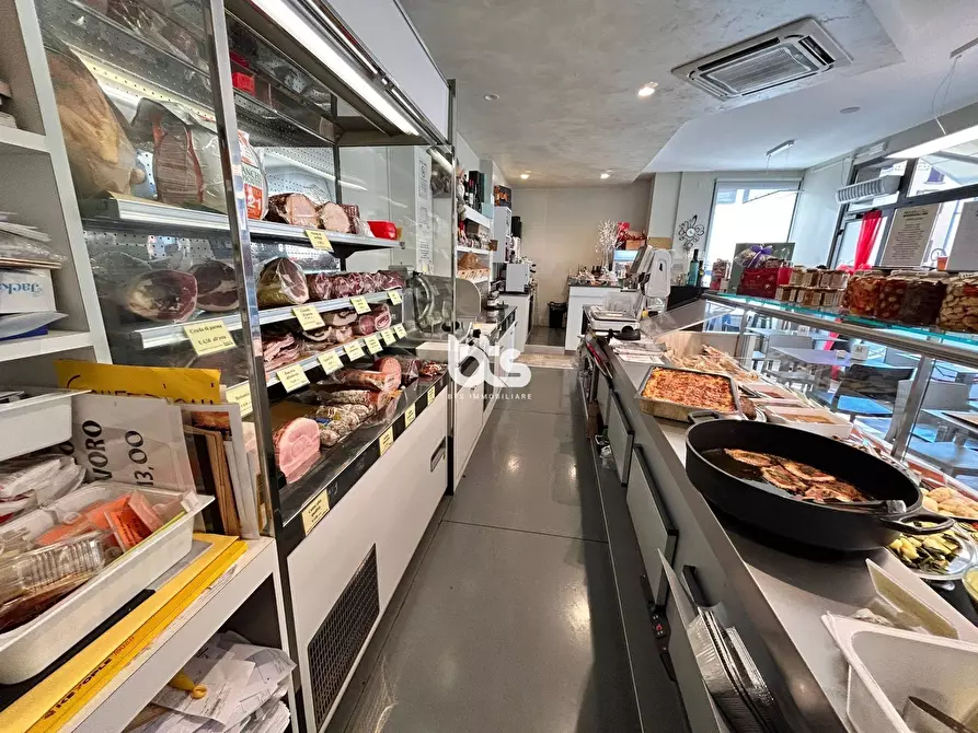 Immagine 5 di Attività commerciale in vendita  a Marone