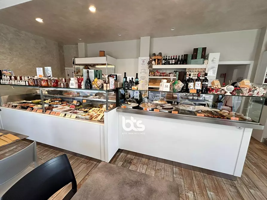 Immagine 4 di Attività commerciale in vendita  a Marone