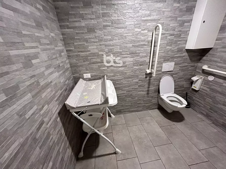 Immagine 12 di Attività commerciale in vendita  a Marone