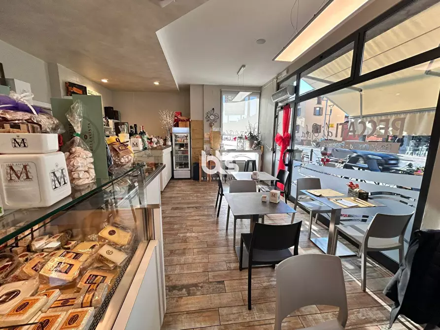 Immagine 3 di Attività commerciale in vendita  a Marone