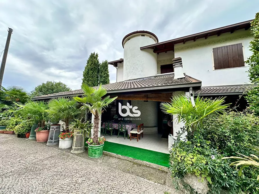 Immagine 3 di Villa in vendita  in Via Dante Alighieri a Capriolo