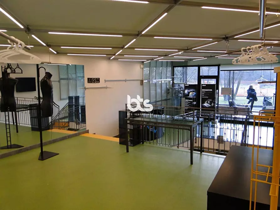 Immagine 2 di Locale commerciale in vendita  in viale giorgio gusmini a Clusone