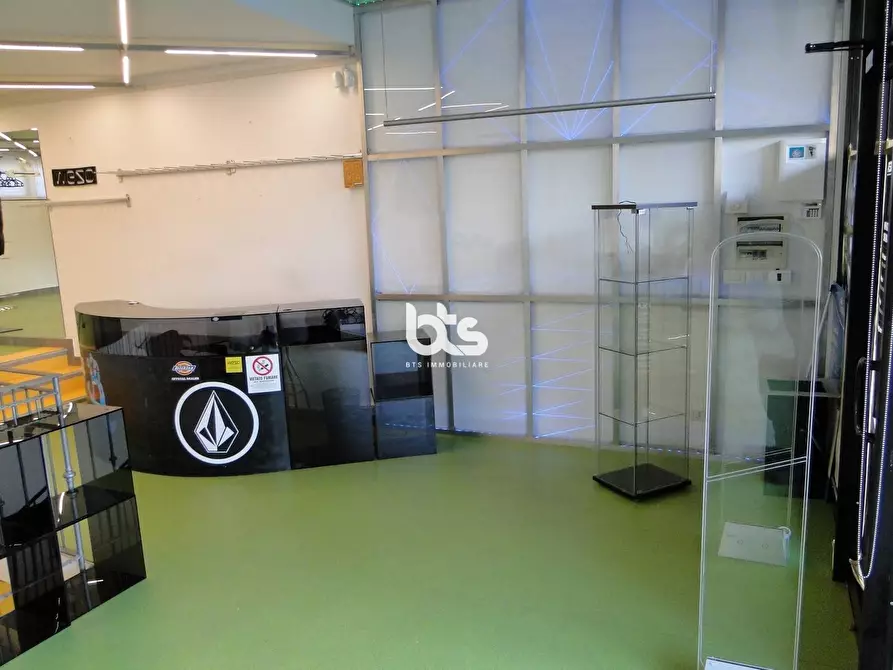 Immagine 4 di Locale commerciale in vendita  in viale giorgio gusmini a Clusone