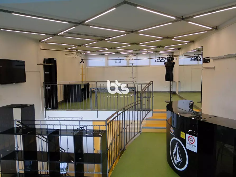 Immagine 1 di Locale commerciale in vendita  in viale giorgio gusmini a Clusone