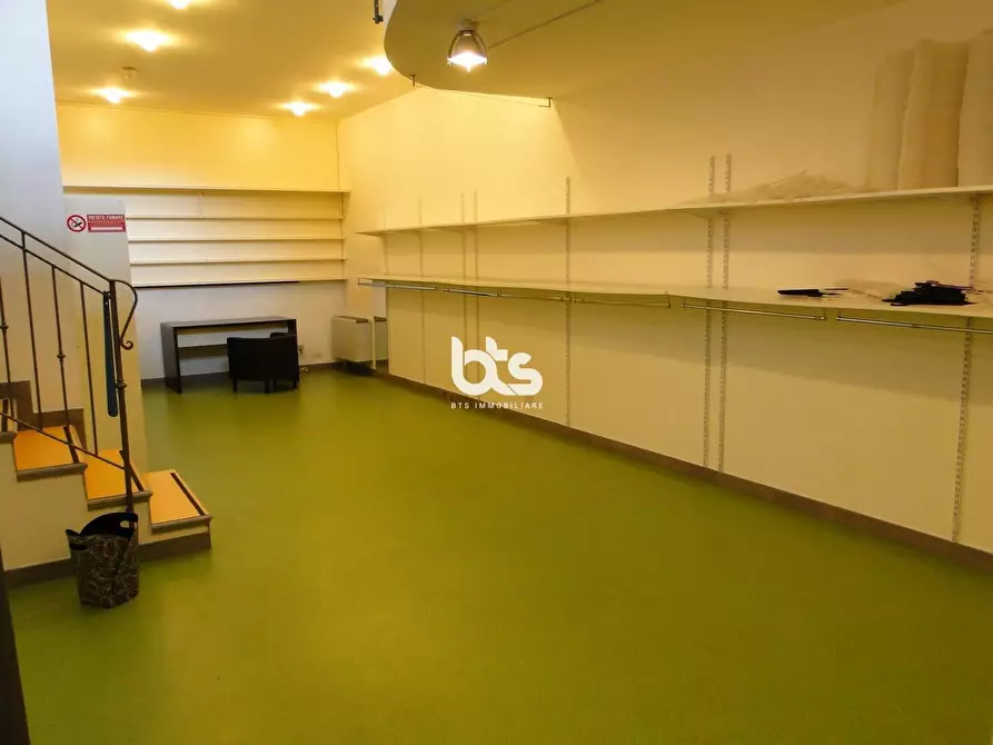 Immagine 5 di Locale commerciale in vendita  in viale giorgio gusmini a Clusone