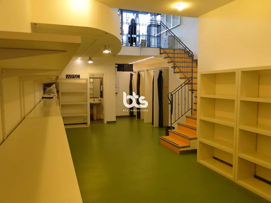 Immagine 6 di Locale commerciale in vendita  in viale giorgio gusmini a Clusone