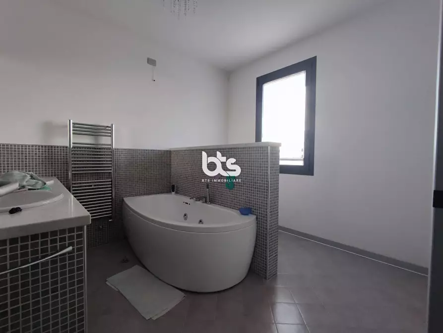 Immagine 6 di Villa in vendita  in VIA Sandro Pertini a Iseo